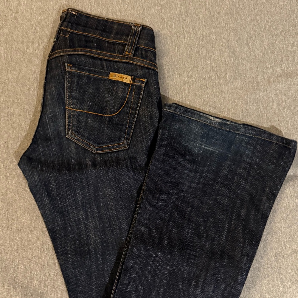 Grass Dark Wash Denim Jeans
Waist:25” Hips:36” FrontSeam:7” Inseam:33”